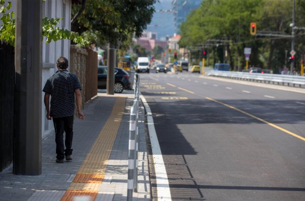 Изградени са две пътни платна с по 2 ленти в посока, бус-ленти, нови тротоари. Снимка: Димитър Кьосемарлиев, Investor Media Group