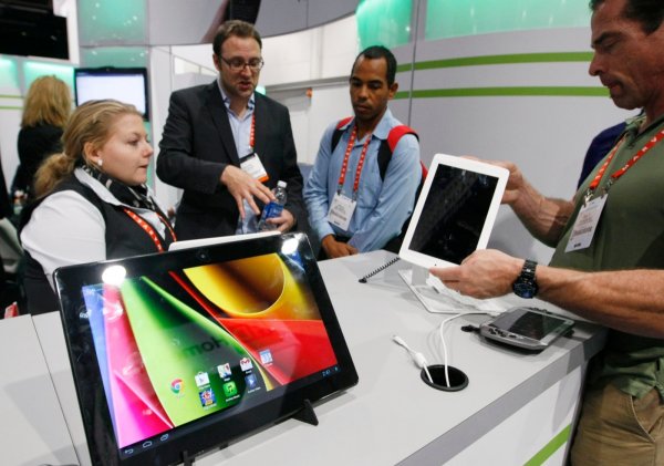 
	Най-обещаваща и с най-висок ръст продължава да бъде категорията на таблетите. Това може би ще ни направи свидетели на бързо ускоряване в усвояването на междуплатформени HTML5 уеб приложения.

	&nbsp;
