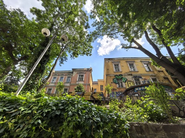 40-мегапикселовата широкоъгълна камера дава възможност за улавянето на повече обекти в кадъра и е подходяща както за пейзажни фотографии, така и за такива в градска среда.