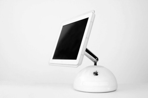 
	Това поколение на iMac е признато като един от най-красивите компютри, създавани някога. Истинско предизвикателство е било конструирането на елегантния хромиран детайл, който кара монитора да изглежда висящ във въздуха.

	&nbsp;
