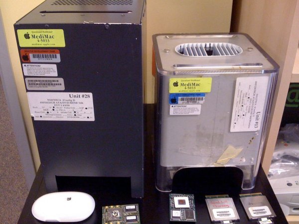 
	След това Айв се захваща с Power Mac, върховият модел в гамата настолни компютри, презназначен предимно за корпоративни клиенти. Дизайнът на устройството е високо оценен, но маркетинговият екип на Apple така и не се справя с подходящото му представяне на публиката. На снимката е ранен прототип.
