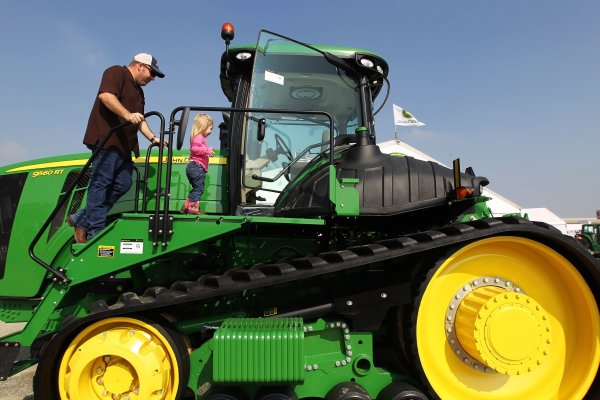 
	Делът на Гейтс в Deere, производител на селскостопанска техника, е на стойност 2,5 млрд. долара. За последните пет години акциите са поскъпнали с 89 на сто, повече от Dow Jones.

	Снимка: Ройтерс
