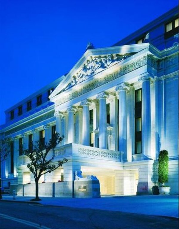 
	През 2013 г. Гейтс и партньори купуват за 161 млн. долара хотела Ritz Carlton в Сан Франциско. Сега сградата се оценява на около 200 млн. долара.

	Снимка: Ritz Carlton
