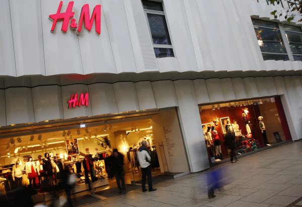 
	Приходи: 17,800 млрд. долара

	Hennes and Mauritz е шведска компания със седалище в Стокхолм. Освен дрехи H&amp;M продава аксесоари и обувки. Модната верига е известна с колекциите си.
