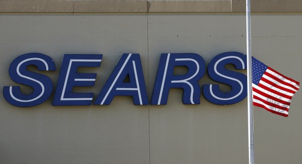 
	Приходи: 39,854 млрд. долара
	
	Традиционната американска компания Sears продава своите дрехи и чрез конкурента на&nbsp; Wal-Mart - Kmart. Sears продава и модните марки Land's End, Kardashian Kollection, Jaclyn Smith и Joe Boxer.
	Но Sears не е на първо място само заради модните си стоки. Както и при някои от останалите компании в класацията, под внимание са взети приходите и от друг бизнес.
