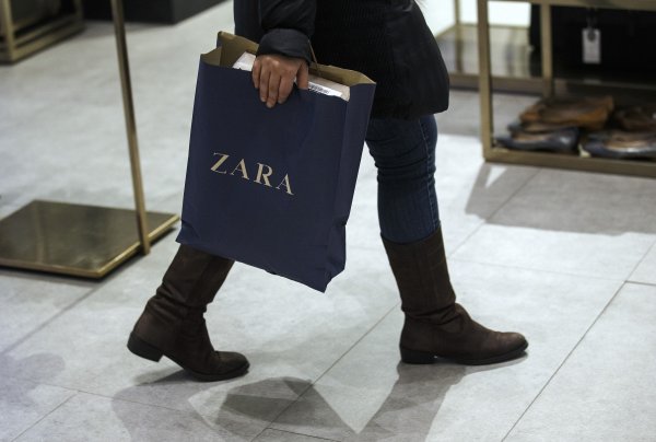 
	Приходи: 20,560 млрд. долара

	В Европа модният гигант Inditex е особено известен с марките си Zara, Massimo Dutti и Zara Home. До миналата година не бе известно обаче, че в текстила на испанската компания се съдържат и отровни вещества. Разкритието бе на неправителствената организация за опазване на околната среда Greenpeace.
