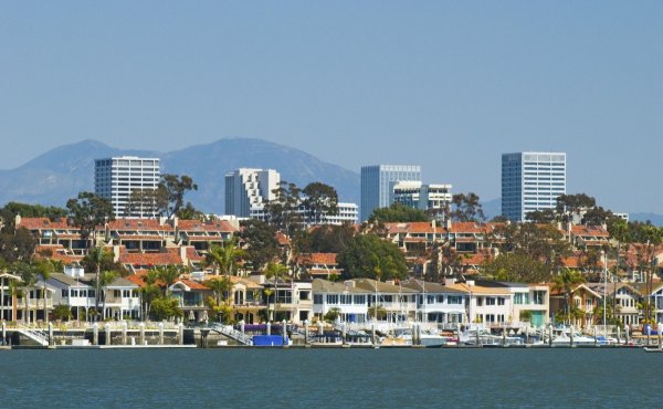 
	Сума на задълженията: 1,7 млрд. долара

	Година на заявлението за фалит: 1994

	Ориндж Каунти обяви фалит през декември 1994 г. По това време градът водеше агресивна инвестиционна политика. В опитите си да реализира огромни печалби общинската администрация бе принудена да изтегли големи заеми. След това градът използват тези средства, за да направи залози за движението на лихвените проценти, както и да инвестира в сложни финансови инструменти.

	Това костваше загуби от около 1,7 млрд. долара. Над 500 общински служители пък изгубиха работата си. В крайна сметка бившият ковчежник на града Робърт Ситрон бе осъден за измама и незаконно присвояване на активи.
