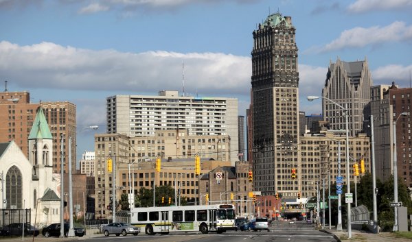 
	Сума на задълженията: 3,2 млрд. долара

	Година на заявлението за фалит: 2011

	Джеферсън Каунти обяви банкрут през ноември 2011 г., след като плановете за рефинансиране на задължения от приблизително 3,2 млрд. долара удариха на камък. По това време общият дълг на града бе оценяван на 4,2 млрд. долара.

	В момента общината изготвя план за излизане от състоянието на фалит още през тази година, включващ повишаване на таксите за обслужване на канализационната система с около 7,4% годишно в следващите четири години и с 3,5% на година след този период. Наскоро общината постигна съгласие със Citigroup Global Markets за рефинансиране на задължения, свързани с канализационни връзки в размер на 1,9 млрд. долара.
