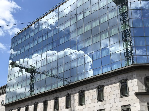 Основната камера улавя повече светлина и прави невероятни кадри с изключително качество, ясни детайли и красиви цветове.

Снимки: Елена Кирилова/Investor Media Group