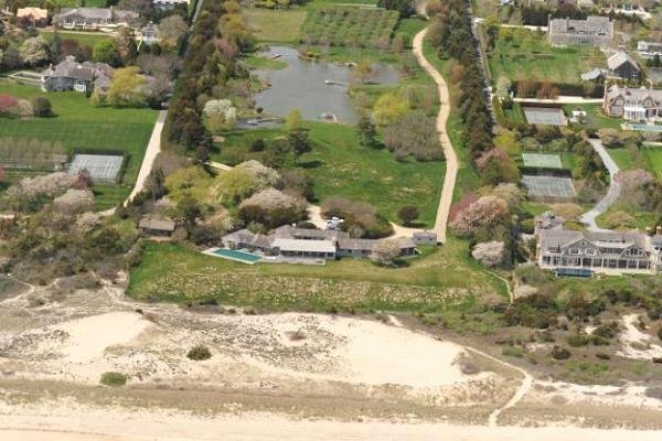 
	Това имение на плажа в Източен Хамптън, Ню Йорк, се превърна в най-скъпия дом за едно семейство. През април то бе продадено за 147 млн. долара. Къщата дори не бе листната на пазара, но бе закупена без много шум от занимаващия се с хедж фондове Бари Розенщайн, основател на Jana Partners.
