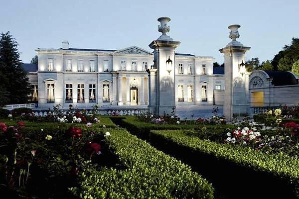 
	Fleur de Lys бе продаден за 102 млн. долара. Предишното имение на звездата от хайлайфа Сузан Саперщайн в Калифорния бе продадено през март. Собственикът остава анонимен, но разследване на медии от Лос Анжелис подсказва, че купувачът може да е бил Майкъл Милкън.
