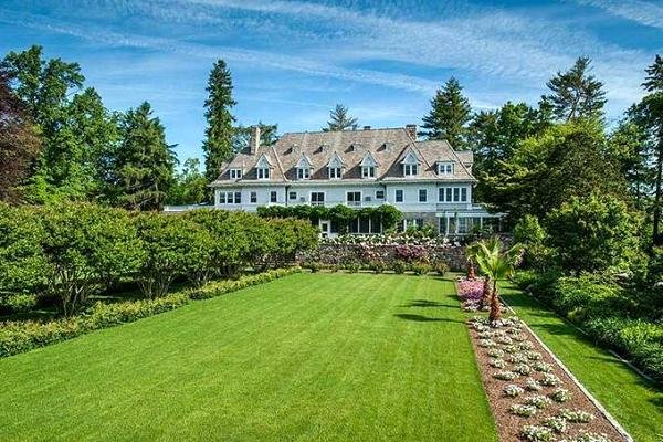 
	Copper Beech е имот на първа линия в Гринуич, Кънектикът, и бе продаден за 120 млн. долара. Това бе под първоначално исканата цена от 190 млн. долара. По време на продажбата си той бе най-скъпият дом за едно семейство, продаван някога, докато продажбата на дома от Източен Хамптън не го измести.
