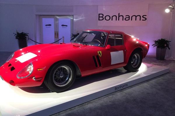 
	52-годишно Ferrari счупи рекордите за най-скъпа кола, продавана някога на търг. Ferrari 250 GTO от 1962 г. бе продадено за 38 млн. долара, с таксите за търга, от Bonhams в тазгодишния Pebble Beach Concours d&#39;Elegance.
