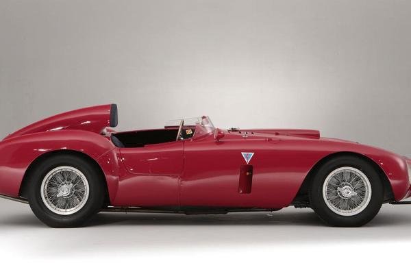 
	Това рядко Ferrari 275 GTB/ C Speciale от 1964 г. бе продадено за 26,4 млн. долара на търг. RM Autions включи колата, една от едва три произведени някога, на Pebble Beach Concours d&#39;Elegance.
