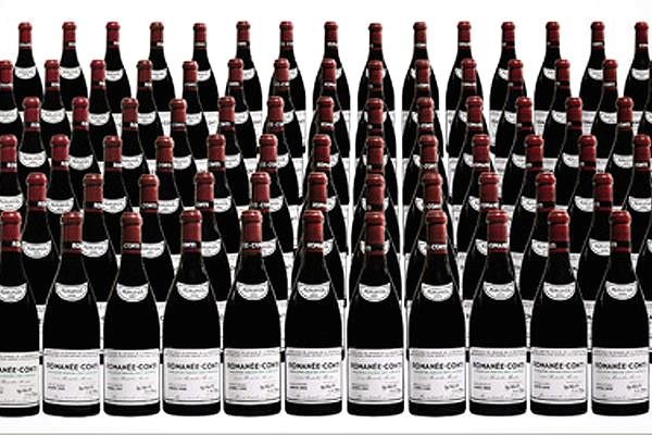 
	Въпреки продължаващите протести в Хонконг цените на колекционерското вино, продавано на аукциони, все пак се повишиха тази есен.

	Sotheby&#39;s продаде 114 бутилки бургундско вино Romanee-Conti за 1,6 млн. долара. Тази сума надмина предишния рекорд от малко над 1 млн. долара за сходно количество, продадено в Ню Йорк през 2006 г. Разбивка на сумата означава, че една бутилка е струвала 14 000 долара, а една чаша &ndash; 1 700 долара.
