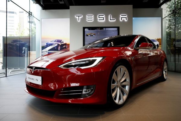
	Биткойнът е по-скъп от Tesla, General Motors и Ford, взети заедно. Трите най-ценни автомобилни концерни в САЩ имат обща капитализация от 163 млрд. долара &ndash; с 3 млрд. долара под тази на биткойна. Снимки: Ройтерс
