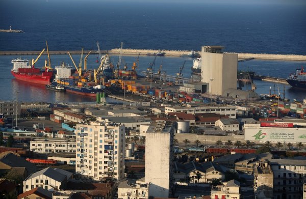 
	И Алжир е надминат. Брутният вътрешен продукт на северноафриканската страна по данни на МВФ от 2016 г. възлиза на 161 млрд. долара. Тази стойност биткойнът мина още в понеделник.
