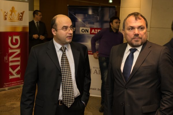 
	След дискусията дойде време за коктейл
