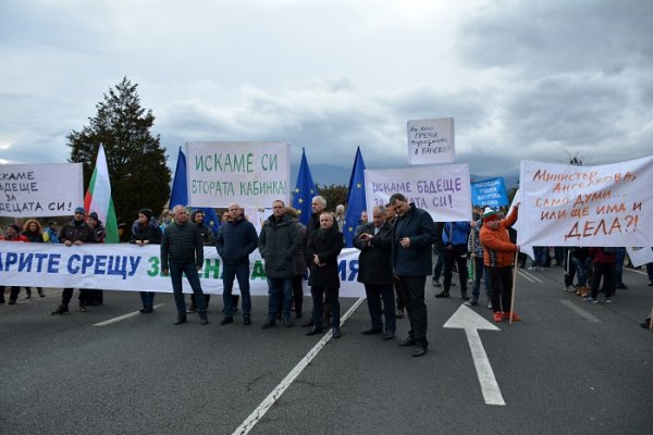 
	Банскалии заедно с кмета Георги Икономов излязоха отново на протест на главен път Е-79 при разклона за Банско край Симитли. На протеста, организиран от сдружение &quot;Бъдеще за община Банско&quot;, отново се настояваше за изграждане на втори лифт за ски зоната. Снимка: БТА 
