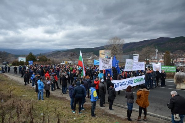 
	Банскалии заедно с кмета Георги Икономов излязоха отново на протест на главен път Е-79 при разклона за Банско край Симитли. На протеста, организиран от сдружение &quot;Бъдеще за община Банско&quot;, отново се настояваше за изграждане на втори лифт за ски зоната. Снимка: БТА 
