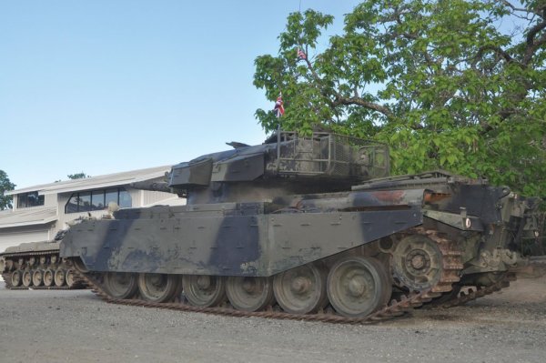 
	В колекцията има повече от 80 танка. Това е британският Centurion MK 13 Main Battle Tank (MBT) и ще бъде продаден за поне 200 000 долара.

