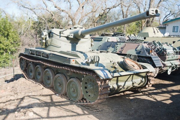 
	Този лек френски танк AMX-13 Model 51 е на 55 години, но въпреки това е във впечатляващо състояние.
