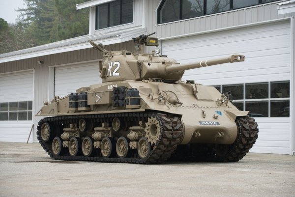 
	Този израелски Sherman има различни модификации, като по-голямо оръдие, което го отличава от другите версии.
