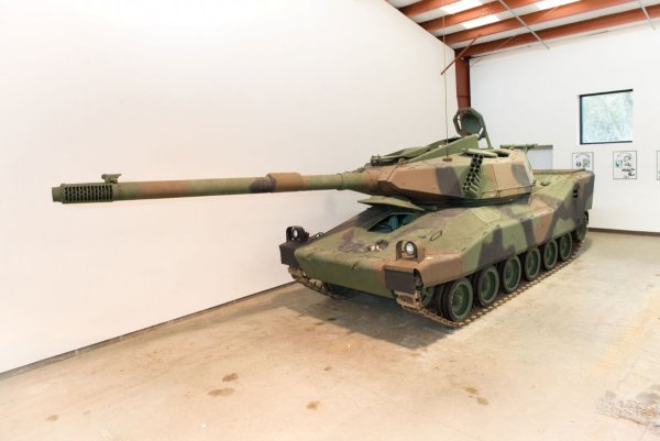 
	Отново лека машина, подходяща за близък бой. Разработена е от американската армия, но така и не преминава процеса на тестове, тъй в края на 80-те финансирането е прекратено. Очаква се този танк да бъде продаден за сума от порядъка на 200-300 000 долара.
