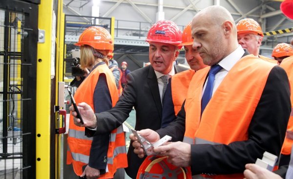 
	Българската асоциация на металургичната индустрия и компанията домакин ЕТЕМ организираха отбелязването на Деня на металурга. На събитието присъстваха вицепремиерът Томислав Дончев и кметът на София Йорданка Фандъкова. Снимка: БТА
