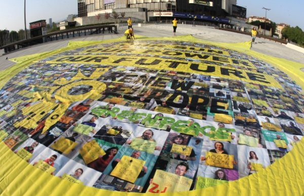 
	Акция на природозащитната организация &bdquo;Грийнпийс&ldquo;&nbsp; преди заседанието на енергийните министри в София с послание за подкрепа на чистата енергия.&nbsp;Снимка: Олег Попов, Investor Media Group
