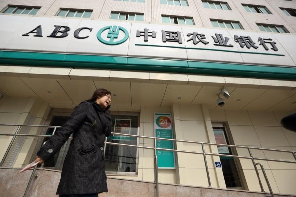 
	Дата:&nbsp;16.07.2010 г.

	Държава: Китай

	Борса: Шанхай

	Обща стойност:&nbsp;22,11 млрд. долара

	Фактът, че най-големите IPO-та в историята бяха реализирани от две китайски банки е показателен, че ръстът на китайската икономика не е случайност. Но кой би си помислил, че още еднo предлагане на банката ще надскочи и двете? Agricultural Bank of China бе последната от четирите най-големи банки в Китай, която стана публична. Въпреки че първоначално новата за предстоящото предлагане не бе възприета с особен оптимизъм от пазарните участници, устойчивостта на икономиката на Китай стимулира компанията да постигне най-мащабното IPO в историята.

	Според The New York Times повече от една трета от новите IPO-то ще дойдат от китайски компании. Какво означава това за Китай? Само бъдещето ще покаже.
