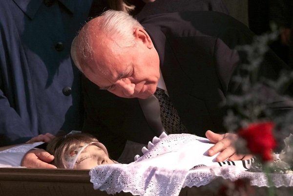 Михаил Горбачов се сбогува със съпругата си Раиса Горбачова по време на погребалната церемония в Москва, Русия, 23 септември 1999 г.  Снимка: EPA/SERGEY CHIRIKOV
