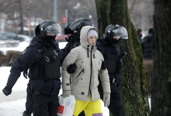 Полицаи задържат участници в гражданска панихида в памет на  Алексей Навални в Санкт Петербург. Снимка: БГНЕС/EPA/ANATOLY MALTSEV