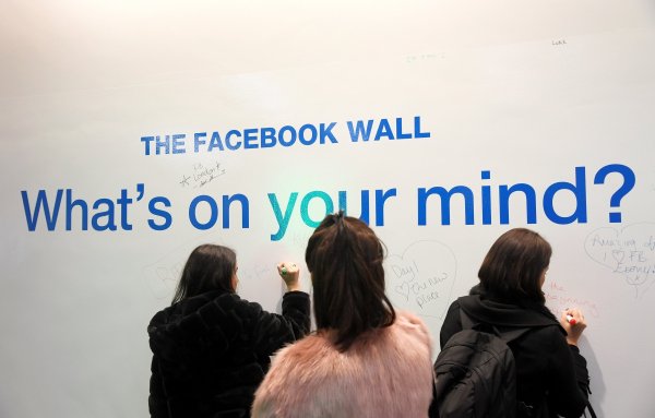 
	Потребителите на Facebook публикуват все по-малко и количеството релевантна информация в нюзфийда на Facebook намалява за сметка на увеличаващото се количество професионално&nbsp; създадено и платено съдържание, при това също с доста променлива релевантност. Потребителите ще стават все по-критични към появяващото в техните фийдове заради повишаващата се информираност по темата за &bdquo;фалшивите новини&ldquo;.
	
	&bdquo;Разколебани от липсата на значими за тях новини, потребителите вероятно ще започнат да търсят други платформи за информация, ще започнат да &bdquo;прецизират&ldquo; своето онлайн присъствие, така че то да се насочи най-вече към новини от приятели и семейство&ldquo;, казва Бьорн Таале Сандберг. Междувременно обаче, Facebook ще продължи да се развива като комуникационна платформа, както чрез все по-популярния Messenger, така и чрез Facebook Groups за микро-координация между членовете им.
	
	Снимка: архив Ройтерс
