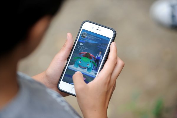 
	Струва ни се, че Pok&eacute;mon Go се появи едва ли не преди години, а &bdquo;добавената реалност&ldquo; (AR) вече се готви за нови достижения. &bdquo;Въпреки че в близко бъдеще не ни очаква повторна премиера на масовия пазар на нещо подобно на очилата за AR на Google, със сигурност ще видим бум на приложенията с AR през 2018 г.,&rdquo; казва Сандберг.

	С последната версия на операционната система на iPhone, Apple предложиха и вградена поддръжка за добавянето на разнообразна допълнителна информация към всяко изображение, заснето с камерата на устройството. Това означава, че програмистите са успели да преодолеят голяма част от трудностите и AR изведнъж вече е достъпна за стотици хиляди разработчици на приложения за iOS. Можем да очакваме приложения за навигация, които използват камерата на телефона ви и &bdquo;налагат&ldquo; върху изображението маршрута ви, както и мобилни игри, които ще надминат Pok&eacute;mon Go.

	Снимка: архив Ройтерс

