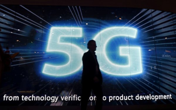 
	Зимните олимпийски игри в Южна Корея ще ни позволят да видим 5G в действие чрез засилване на виртуализацията на мобилните мрежи, благодарение на първите конкретни спецификации за 5G и на наличието на радиочестотен спектър. Освен че ще можем да проучим развитието на технологията и да видим тестове на най-новите технически функционалности, можем да очакваме и демонстрации на конкретни потребителски приложения. Възможно е да видим дрон, оборудван с 5G технология, да следва във въздуха състезателите на ски-скокове и възможност за различни гледни точки към пистите чрез 5G-свързани камери.
	
	&bdquo;Такива демонстрации на 5G технологии ще ни предоставят нова информация за това как може да се използва 5G в различни индустрии и ще ни дадат повече отговори на въпроса как работи 5G в реални условия. В историята ще бъде записано, че 2018 г. е годината, в която стартира 5G&ldquo;, казва Сандберг.

	Снимка: архив Ройтерс
