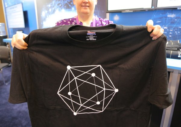 
	В зависимост от това кого ще попитате, ще получите различни отговори, но общото между всички тях е че проблемите в тази област ще се увеличават. През 2018 г. блокчейн технологията може да срещне трудности с напускането на уютната люлка на криптовалутите. Блокчейн е най-добре позната като технологията зад Bitcoin, дигиталната валута, която не се нуждае от централизирано управление, което да гарантира трансакциите. Едно от удобствата на блокчейн технологията е, че тя по презумпция е доста устойчива на модификации. В това обаче се корени и проблемът с диверсифицирането на възможните ѝ практически приложения.

	
	За да бъдат създадени по-разнообразни и полезни решения, базирани на блокчейн-технология, разработчиците трябва да могат да я променят с цел отстраняването на бъгове, за да могат да я ъпгрейдват и за да предлагат широко приложими инженерни решения.
	
	&bdquo;Нужно е да бъде постигнато съгласие в индустрията по този и други въпроси. Но пък смисълът на блокчейн е именно в това, че не е необходима някаква централна институция, която да надзирава трансакциите. Това е т. нар. &bdquo;парадокс за управлението на блокчейна&ldquo; и блокчейн - индустрията ще трябва да реши този проблем, ако наистина иска да постигне заявената си цел. През 2018 г. дебатите по тези проблеми ще се разгорят неимоверно и ние се надяваме, че ще се стигне и до намиране и на решения&ldquo;, споделя Сандберг.

	Снимка: архив Ройтерс
