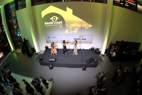 
	Церемонията по раздаването на годишните награди на Imoti.net се състоя в новия шоурум на М Кар София
