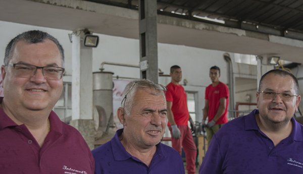 
	Методи Стефанов (ляво) и Димитър Стефанов (дясно) разказват за преработката на розов цвят. Село Манолово, община Павел баня, юни 2018 г. Снимка: Надежда Бочева, Investor.bg
