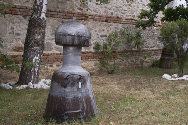 
	В двора на&nbsp; дестилерията &bdquo;Интермед 1&ldquo; в село Манолово, община Павел баня, юни 2018 г.&nbsp;Снимка: Надежда Бочева, Investor.bg
