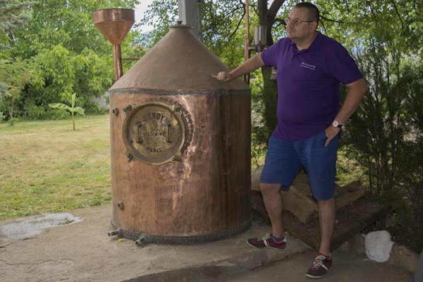 
	Методи Стефанов показва съд за преработка на розов цвят на 130 години, който доскоро е работил.&nbsp;Снимка: Надежда Бочева, Investor.bg
