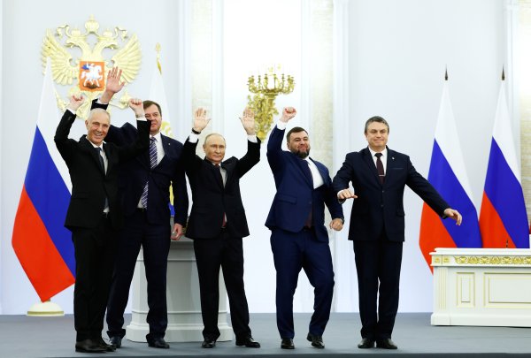 Путин (в средата) и лидерите на 4-те украински региона, които Русия анексира. Снимка:  EPA/DMITRY ASTAKHOV / SPUTNIK