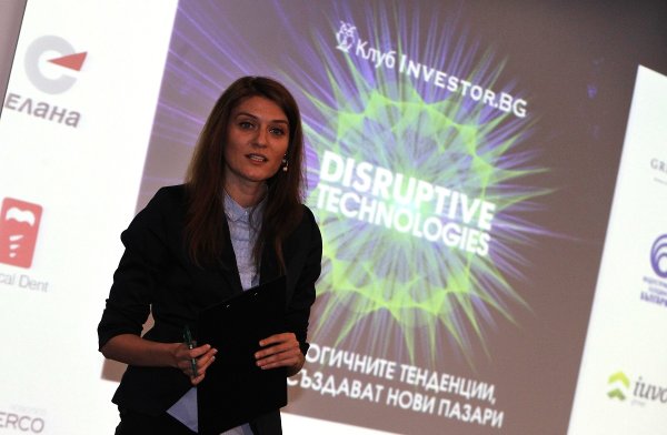 
	Елена Кирилова, Investor.bg &amp; Bloomberg TV Bulgaria, модератор на дискусиите.&nbsp;Снимка: Олег Попов Investor Media Group

