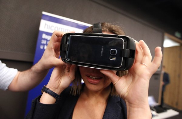 
	Демонстрация на очила за виртуална реалност по време на Клуб Investor.bg &ndash; Disruptive Technologies.&nbsp;Снимка: Олег Попов Investor Media Group
