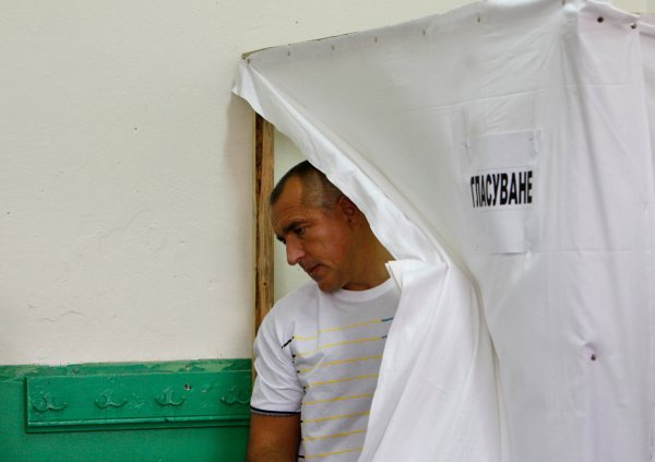 
	На 5 юли 2009 г. бяха послендите избори, които определиха парламентарното управление за срок от 4 години. Кадърът показва вотът на Борисов в родния му град Банкя.
