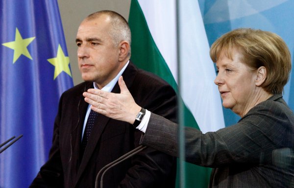 
	Германският канцлер Ангела Меркел разговаря с Бойко Борисов след пристигането си на летище София.
