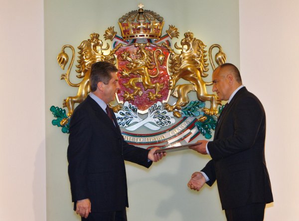 
	Бившият президент на България Георги Първанов дава мандат за формирането на ново правителство - това на ГЕРБ. Партията вече бе спечелила изборите на 5 юли.
