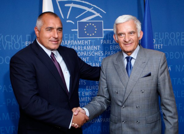 
	Президентът на Европейския парламент Йежи Бузек позира за снимка с Борисов преди тяхната официална среща в централата на Европейския парламент в Брюксел. Посещението на премиера се проведе на 10 септември 2009 г.

