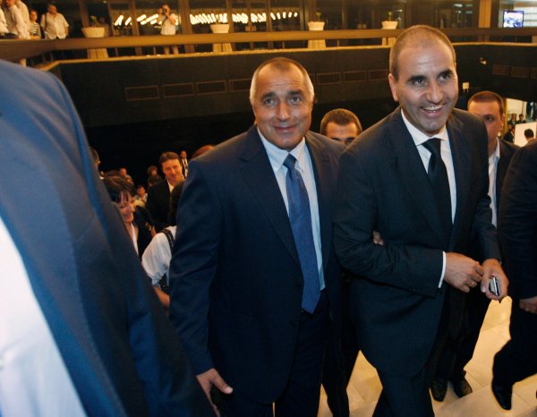 
	Вътрешният министър Цветан Цветанов и премиерът Бойко Борисов отиват към официалната пресконференция по повод изборите. Минути преди пресконференцията става ясно, че ГЕРБ води по брой гласове и печели изборите.
