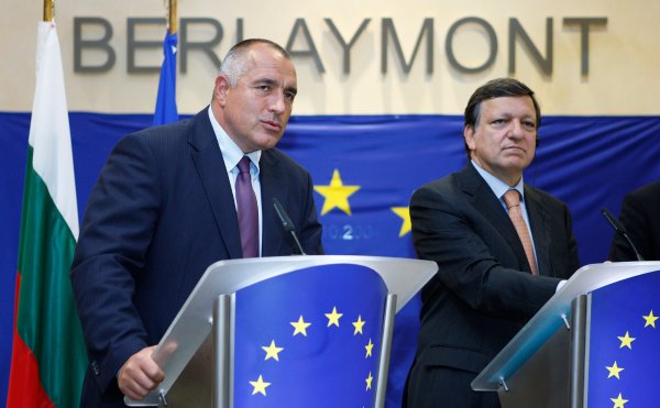 
	Президентът на Европейската комисия (ЕК) Жозе Мануел Барозу и министър-председателят Борисов застават за обща снимка преди да се присъединят към обща пресконференция. Двамата представиха постигнатите резултати от съвместната си среща в централата на ЕК в Брюксел на 10 септември 2009 г.
